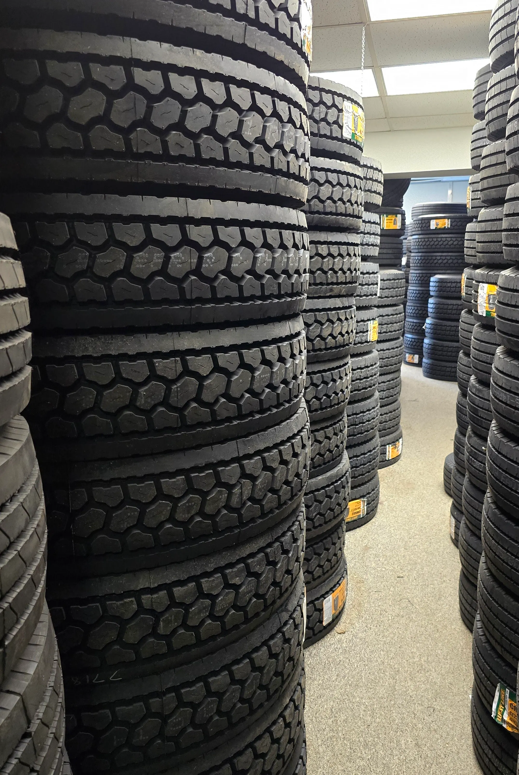 Drive-position commercial truck tire tread pattern